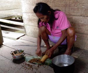 Peruvian woman preparing ayahuasca by Periodismo Itinerante