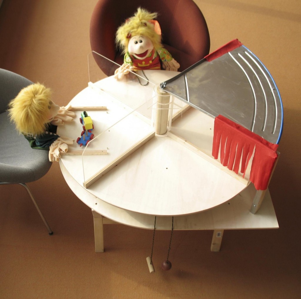 Toddlers can distinguish between perpetrators and victims, even if these are puppets: toddlers take objects away from a puppet that the latter had "taken away " from another doll.