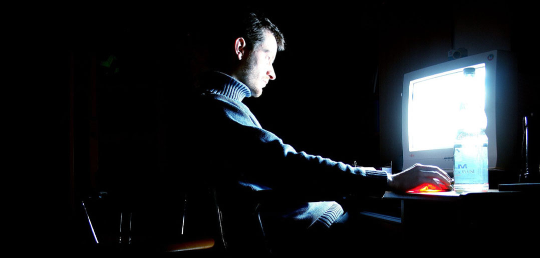 Seeing red: How color can influence online risk-taking behavior
