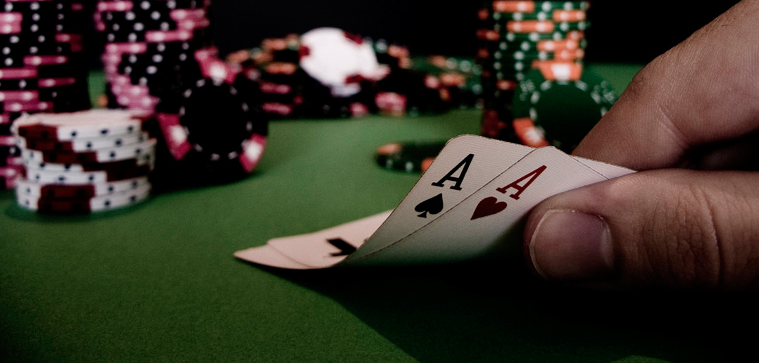 Psychology of strategic deception revealed by online poker