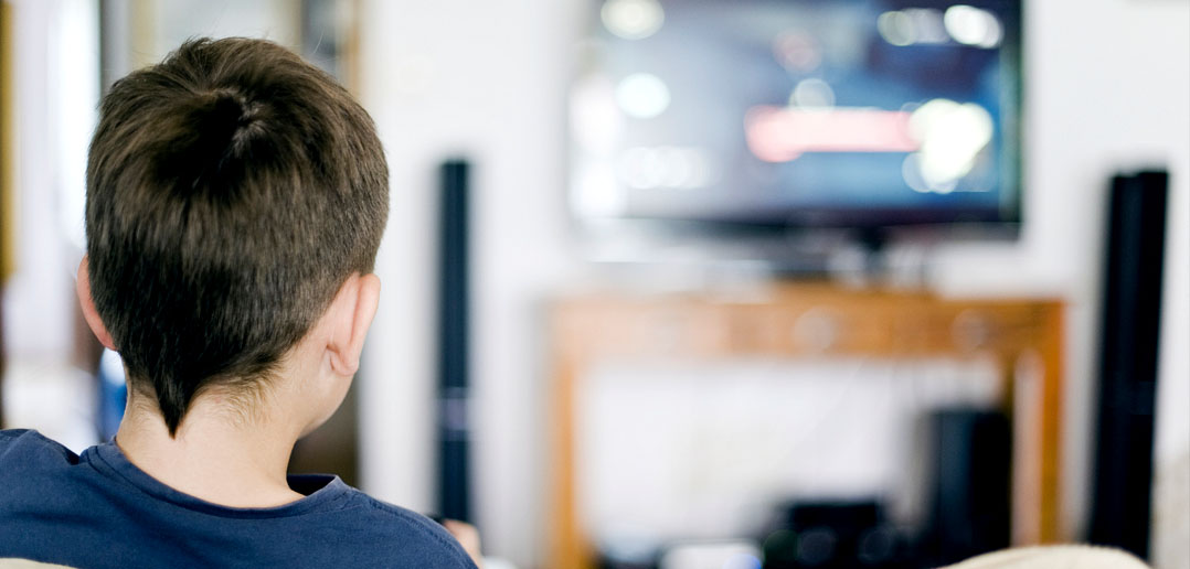 Excessive television watching in early childhood predicts social