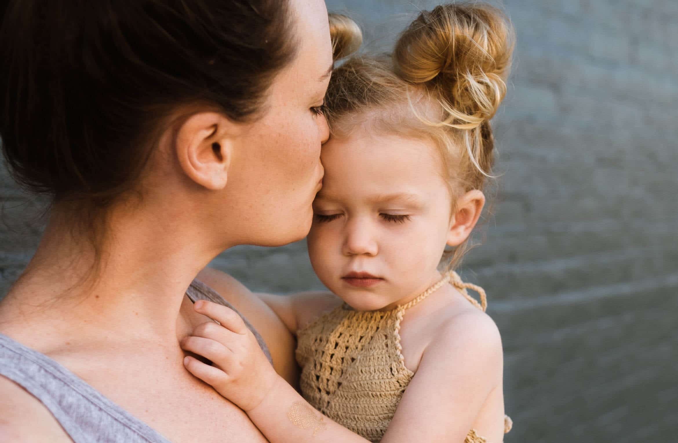 Мама и дочка. День матери фото. Счастье быть мамой. Мама обнимает. Мама и дочь рядом.