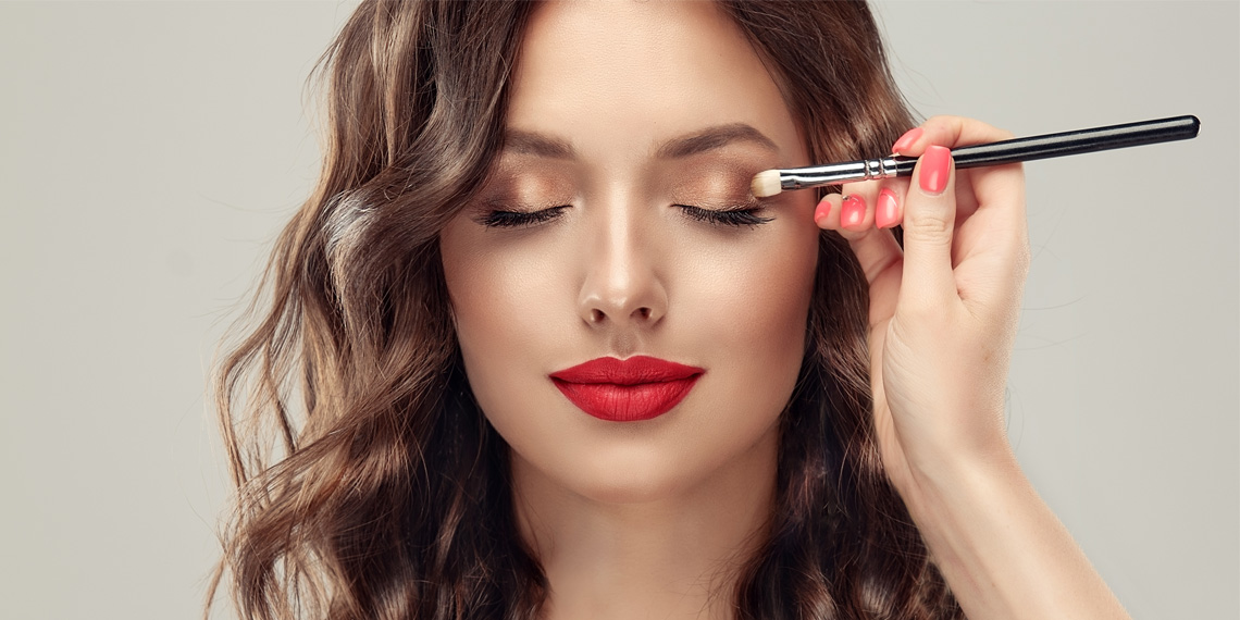 Highly attractive women are perceived as more aggressive by other women when wearing make-up