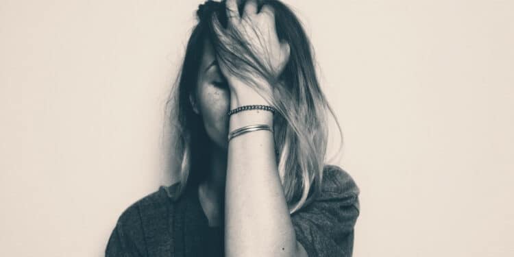 sad woman | New psychology research uncovers a “hidden source” of regret | Coletividad