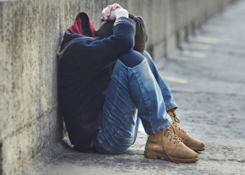 Adults with a history of childhood trauma explore less during a foraging task and collect fewer rewards, study finds