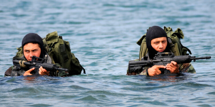 (DoD photo by Mass Communication Specialist 2nd Class Kyle D. Gahlau, U.S. Navy/Released)