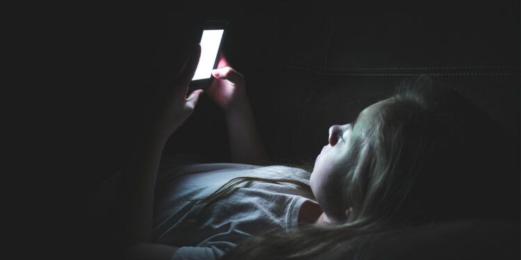 Massive study finds bedtime screen use behaviors are linked to sleep ...
