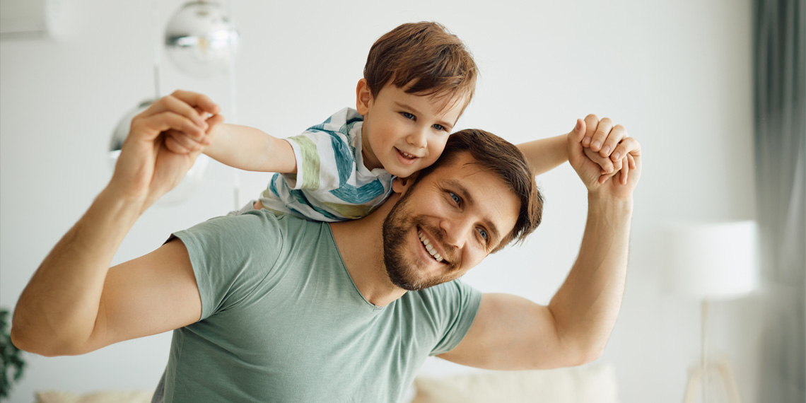 Ребенок в семье. Дом для детей. Счастливая семья. Ideal father living together. Счастливая семья в квартире.