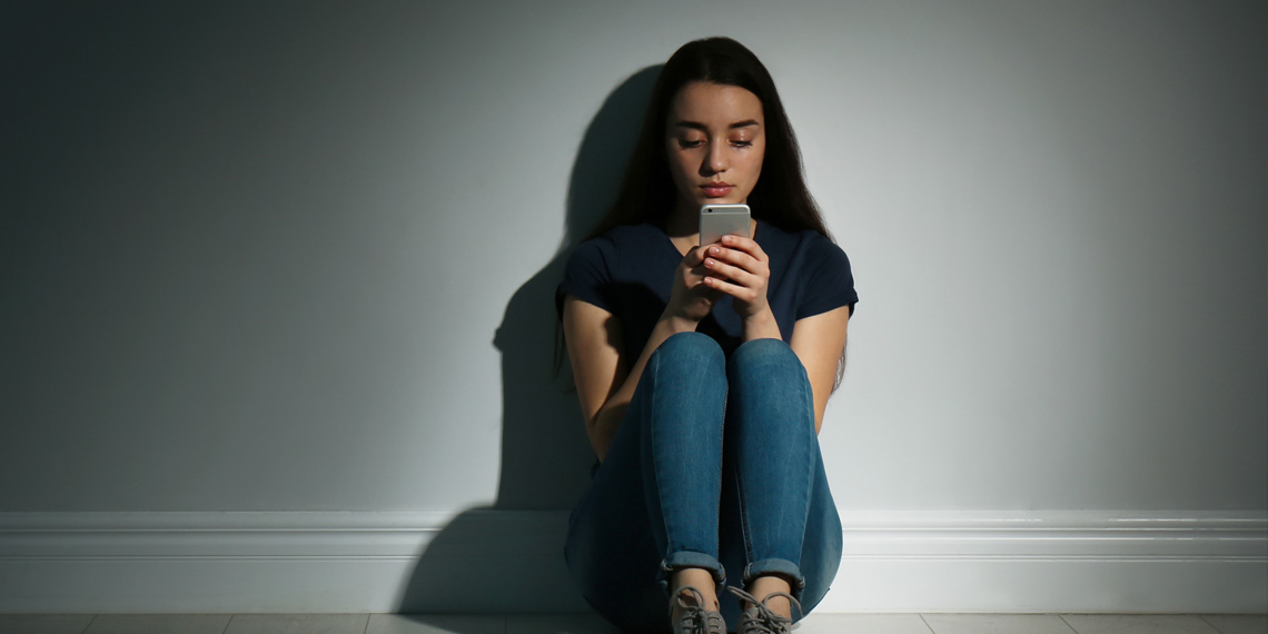 New examine uncovers a “vicious cycle” between feeling much less socially related and elevated smartphone use