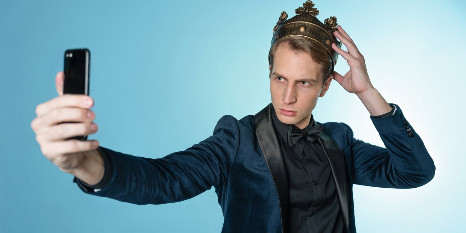 The narcissistic mirror: how extreme personalities view their friends’ humor