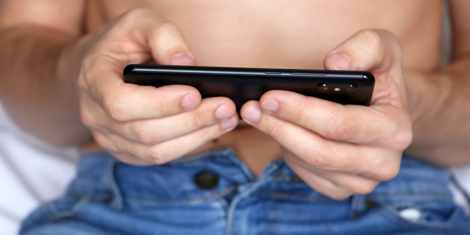 People who compulsively use dating apps and pornography tend to view romantic love as less existentially meaningful. New research suggests addiction-like engagement with these platforms is linked to a more pragmatic, fleeting view of romance.