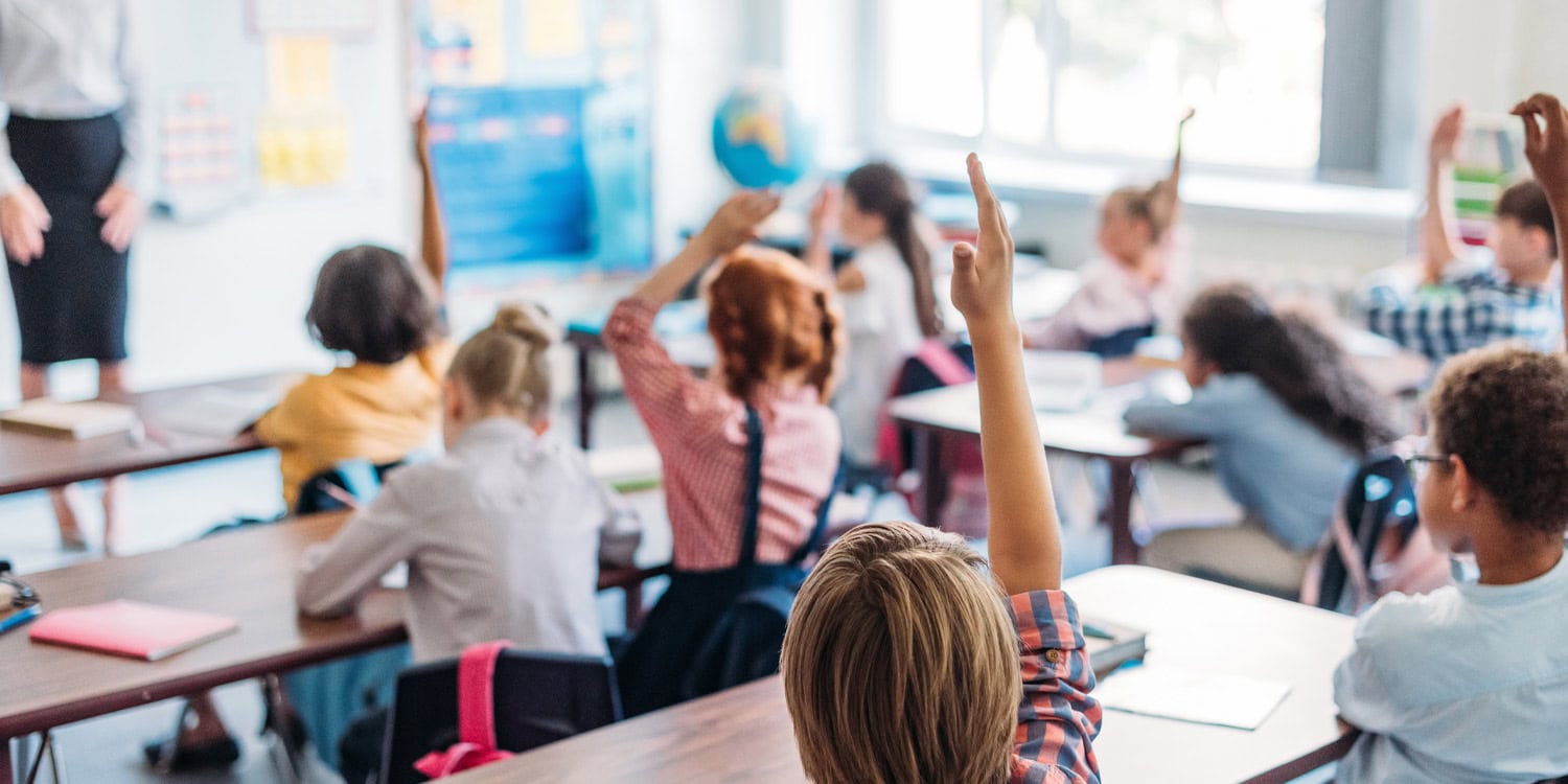 Talentované deti z chudobných rodín strácajú náskok v kognitívnych schopnostiach na strednej škole