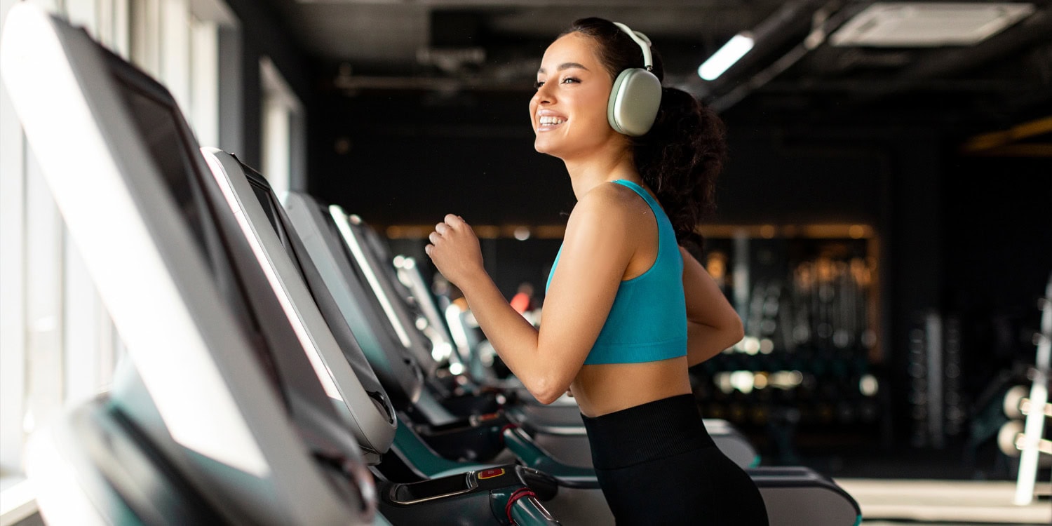 A quick 20-minute run could temporarily sharpen your focus and speed up your reaction time. A new study reveals how a brief workout alters brain activity to optimize mental efficiency in both younger and older adults.