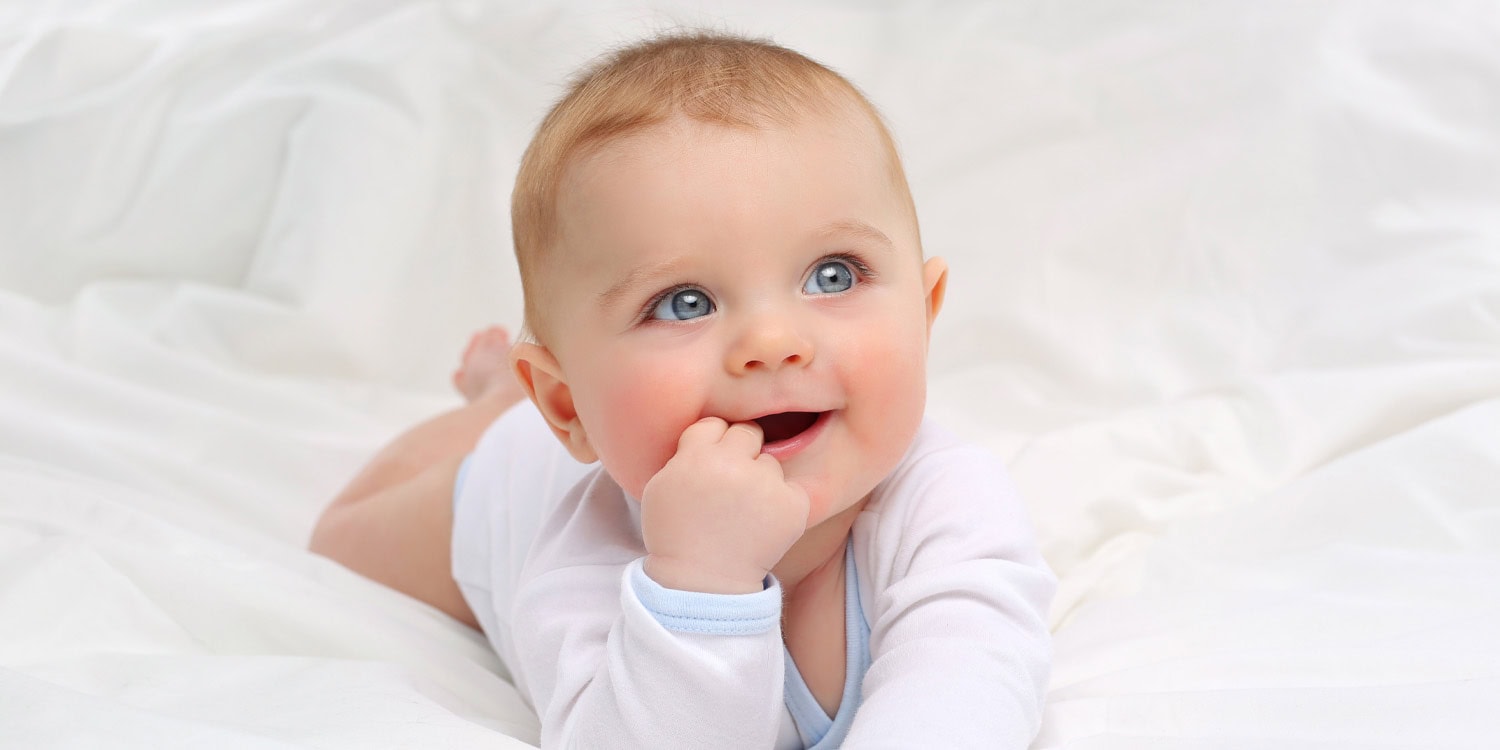 A longitudinal study reveals that high curiosity in infancy predicts better cognitive development. Researchers found that 8-month-olds who were most sensitive to new information scored higher on IQ tests three years later.