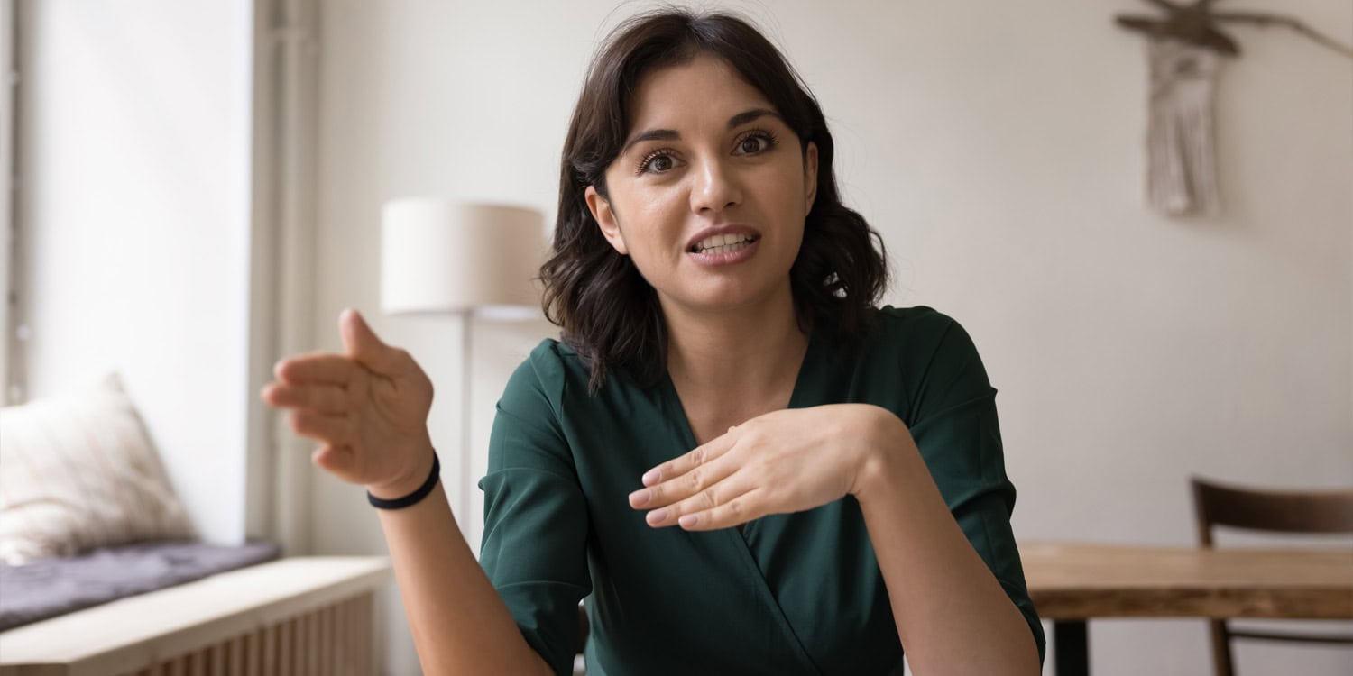 Koktavosť a gestá: Ako ovplyvňujú vnímanie inteligencie?