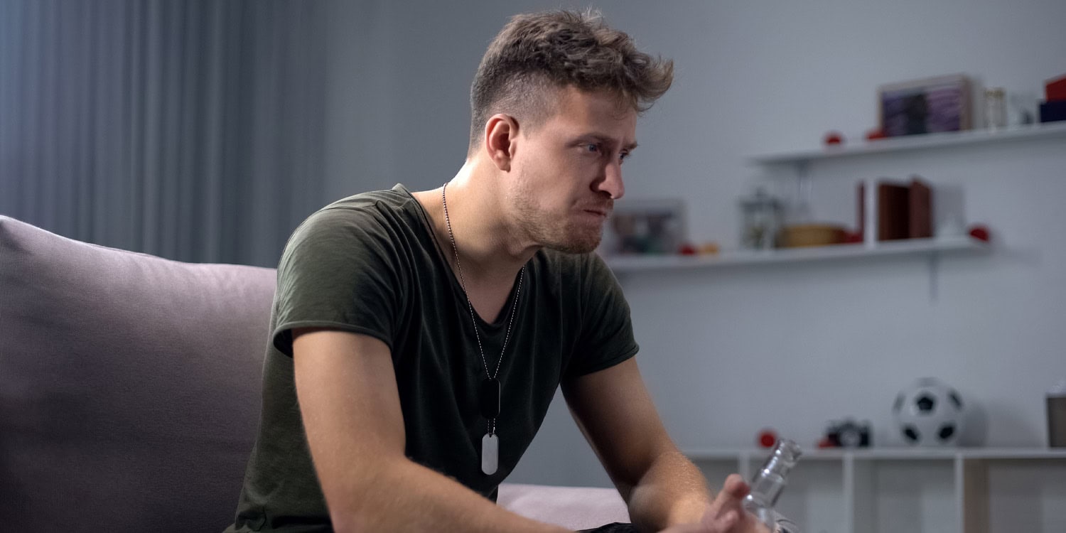 Hyperarousal symptoms drive alcohol problems in male soldiers, new research suggest