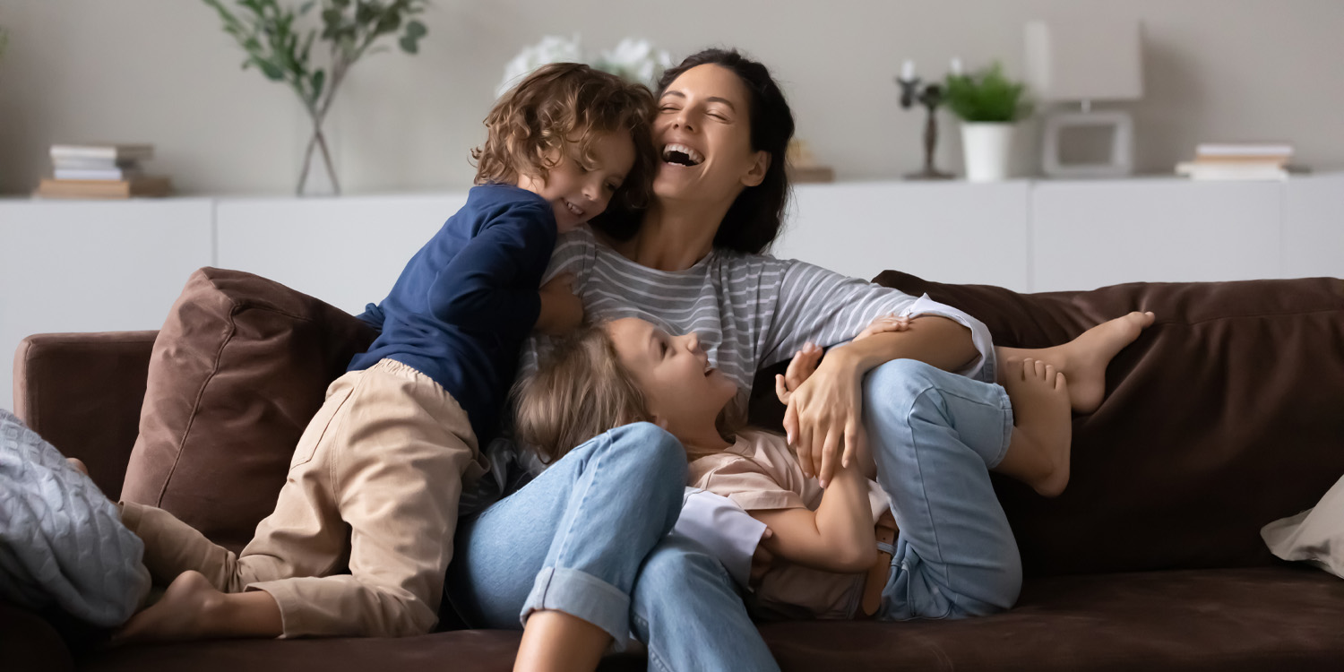 Cinco décadas de datos revelan la realidad de la felicidad en padres e madres solteros