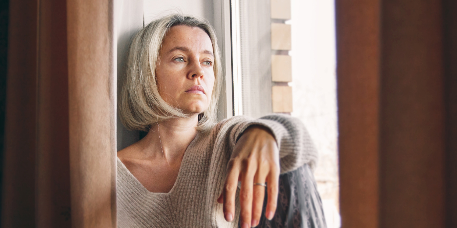 A recent study indicates that loneliness alters how we perceive internal physical signals. Lonely individuals tend to distrust their bodily sensations and show reduced brain responses to their heartbeats, offering a physiological explanation for the distress of isolation.