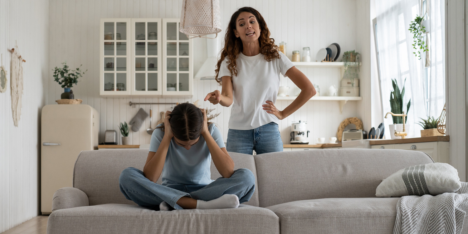 Harsh parenting predicts teenage depression and aggression through different types of repetitive thinking - PsyPost